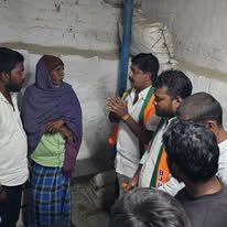 ఓటర్స్ తో మర్యాద పూర్వకముగా ఓటు అడుగుతూ